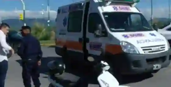 Accidente en la rotonda del San Pablo: Motociclista fue impactada por una camioneta