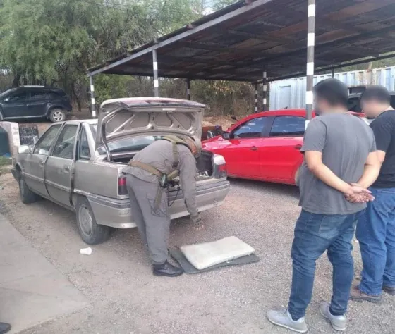 Incautaron cocaína y marihuana oculta en un vehículo