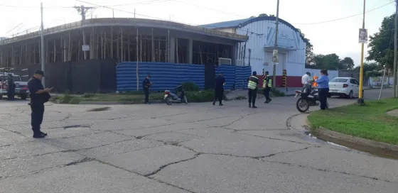 Iban tres en la moto y chocaron contra un auto