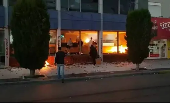 Incendiaron el edificio del diario El Chubut con periodistas en su interior