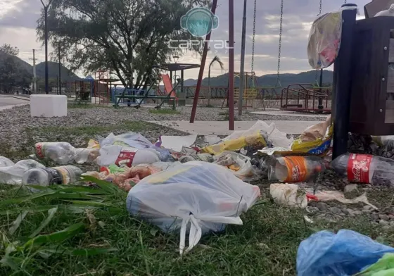 Parece un basural: así quedó la costanera de Vaqueros tras el fin de semana