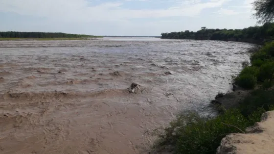 Crecida del río Pilcomayo: familias evacuadas y desborde de las defensas