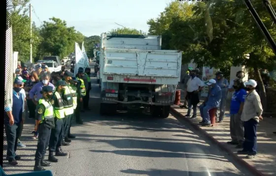 Urgente: empleados municipales cortan el puente de Vaqueros