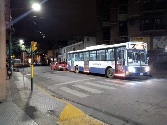 Un taxista se durmió y chocó contra un colectivo en plena Av. San Martín
