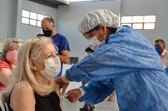 Cuarta dosis en Argentina: a quiénes se aplica y cuándo comienza su inoculación