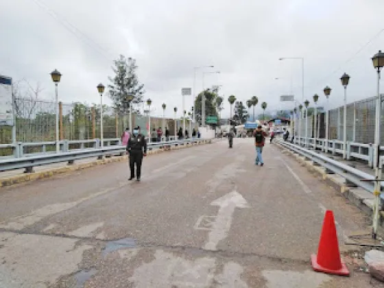 Aseguran que Argentina pone trabas e impide el paso de bolivianos asentados en frontera