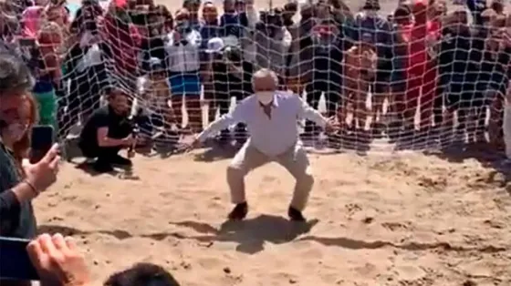 No ataja una: el video de Alberto jugando al fútbol en la playa