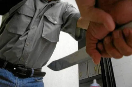 Salteño estaba tomando algo con su amigo, discutieron y uno terminó apuñalado