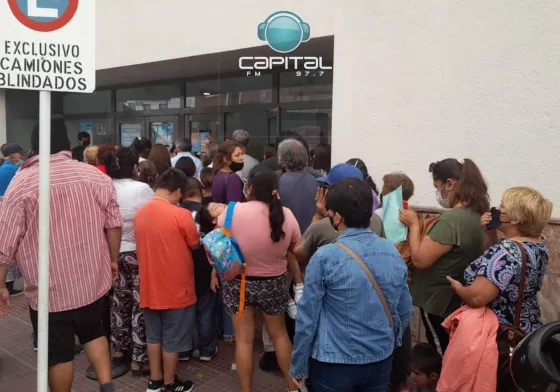 Salteños esperan desde las 8 de la mañana ser atendidos en el Banco Nación