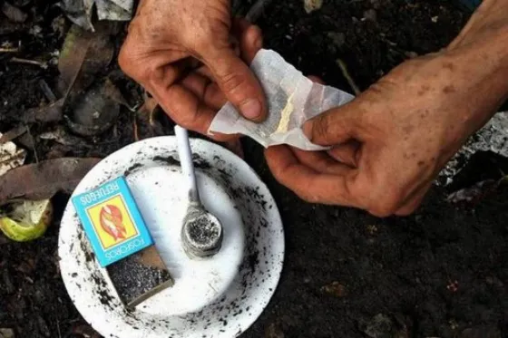 Estaba con prisión domiciliaria y le encontraron casi 900 dosis de paco