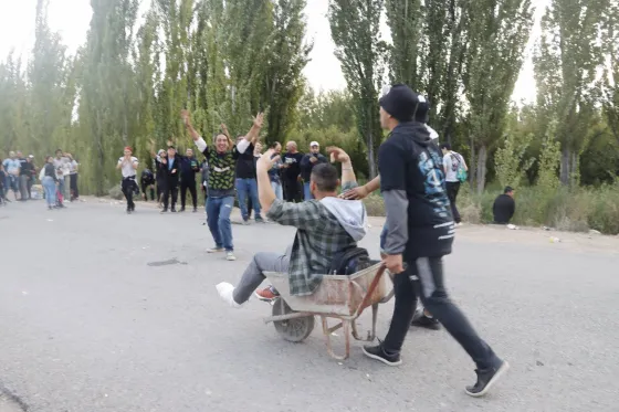 Llevaron en carretilla a un amigo fracturado a ver a La Renga y se volvió viral