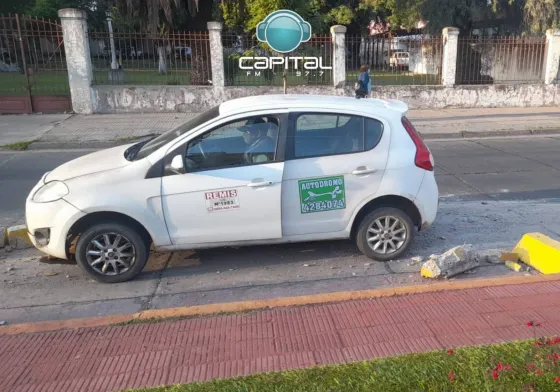 Remisero se llevó por delante los bodoques de la ciclovía del Paseo Güemes