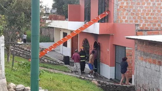 Se prendió fuego una casa y la familia tuvo que ser evacuada con una escalera