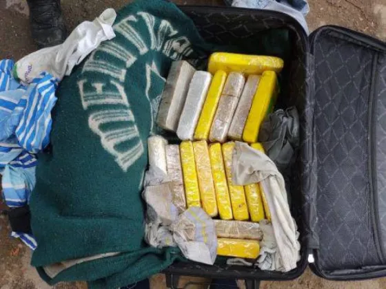 Un colectivo transportaba una valija "sin dueño" con casi 20 kilos de cocaína