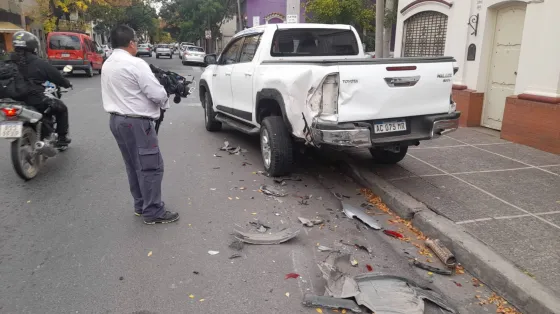 Chocó a una camioneta estacionada y se dio a la fuga: lo buscan intensamente