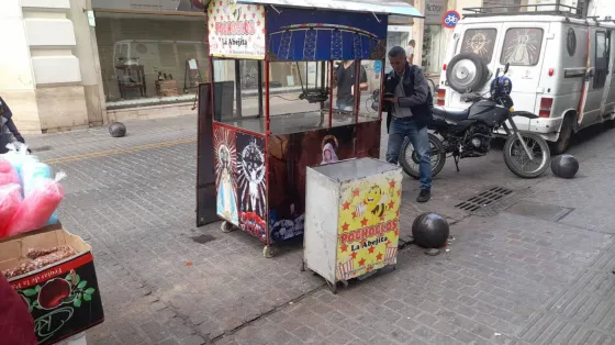 Un carrito pochoclero fue chocado por un remis que se dio a la fuga