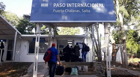 Migración vuelve a trabajar en el paso de chalanas pero el puente sigue cerrado