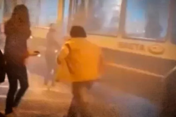 Un colectivo Saeta se prendió fuego a solo metros de la UCASAL