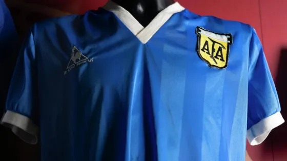 Se termina la subasta de la camiseta de Maradona: de cuánto es la única oferta