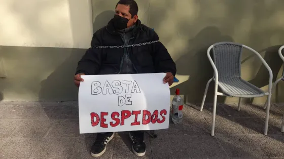 Choferes despedidos de la línea Bus-Transal se encadenan frente a la empresa