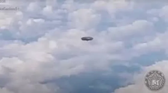 Video: Una mujer grabó como un OVNI cruzó por debajo de un avión