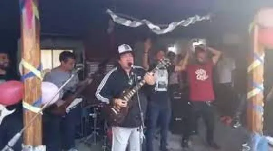 Video: El Pity Álvarez reapareció cantando un clásico de Intoxicados