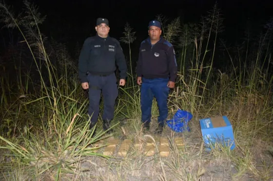 Iban por la Ruta 50 y abandonaron mas de 14 kilos de cocaína