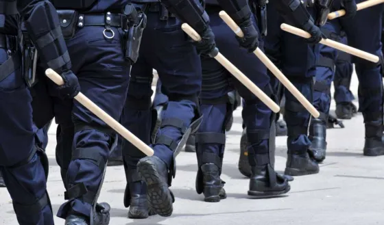 Familiares de policías detenidos por "tortura" marchan afuera de la comisaria