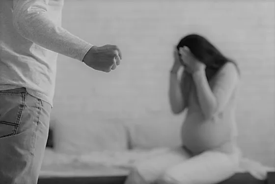 Violento le dio una golpiza a su pareja embarazada de 8 meses