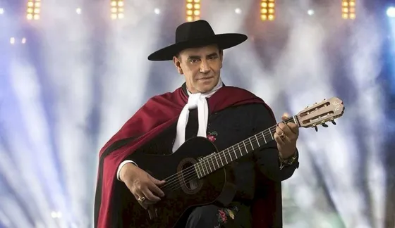 Enojo en Vaqueros: El Chaqueño quería seguir tocando y lo bajó la policía