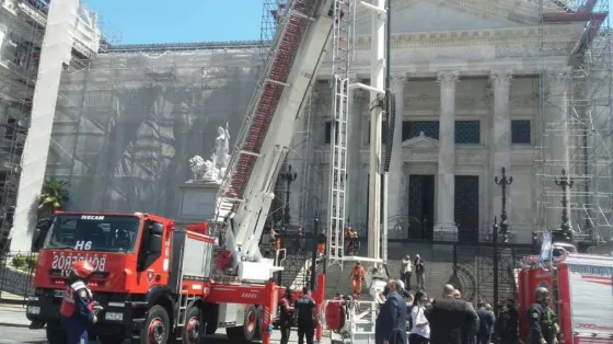 Tensión en el Congreso: Un hombre trepó a un andamio y se quiso suicidar