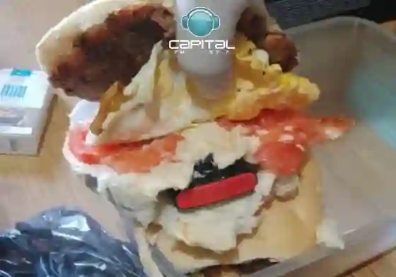 Terminó detenida por intentar pasarle un celular a un preso entre una milanesa