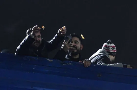 Insólita burla: Los hinchas brasileños rompieron billetes de $1000 en la Bombonera