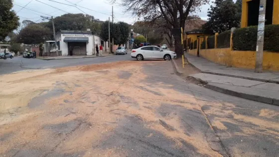 La Municipalidad multó a la Casona del Molino por derramar aceite en la calle
