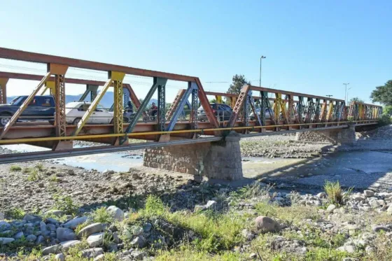 Nuevo puente de río Vaqueros y circunvalación: Firmaron el contrato de obra
