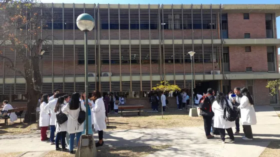Aseguran que la carrera de Medicina en la UNSa no cerrará