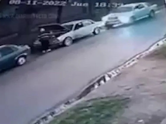 Video: Arreglaba el auto y fue aplastado por una camioneta