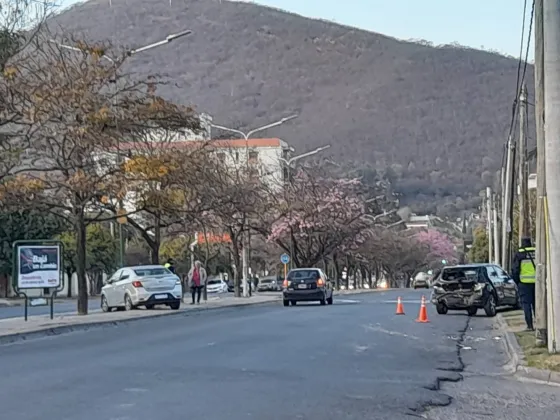 Manejaba ebrio por la avenida y chocó a un auto estacionado