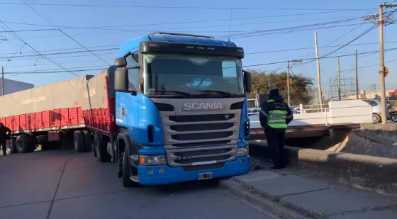 Tras una mala maniobra, un camión terminó en el canal de B° San Antonio