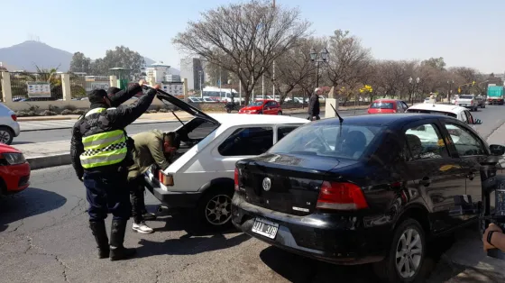 Manejaba ebrio por al Av. Sarmiento y terminó chocando a 5 vehículos