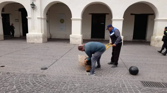 Tras ser sacados, volvieron a colocar los "bolardos" en el centro salteño