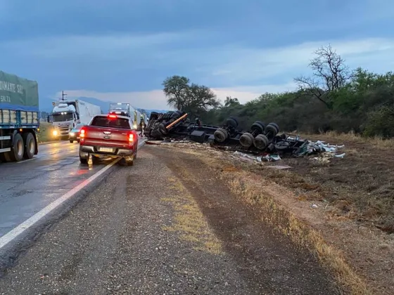 Camionero manejaba alcoholizado y terminó volcando en Metán