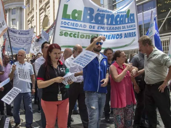 Bancarios acordaron paritaria anual del 94% más bono de $185 mil
