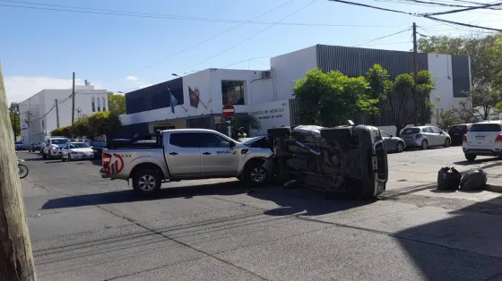 Terrible choque y vuelco cerca del Campo de la Cruz