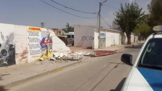El viento volteó un paredón del predio de la Serenata en Cafayate