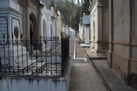 Acondicionaron los cementerios por el Día de Todos los Santos y de los Fieles Difuntos