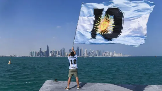 Llegó la hinchada con el primer banderazo argentino en Qatar