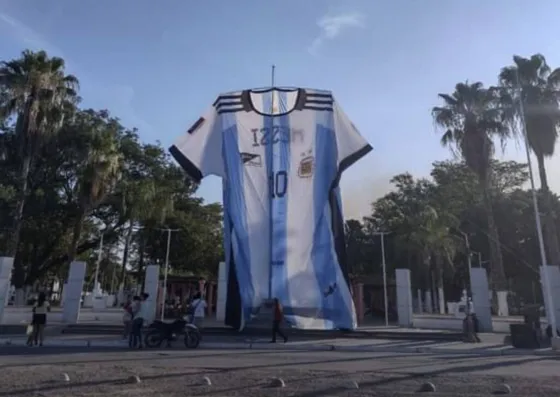 Salta tiene la camiseta de Messi más grande del mundo