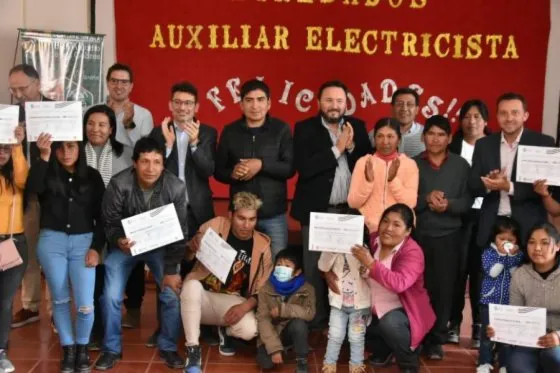 Jóvenes salteños recibieron su certificado del Curso Universitario Auxiliar Electricista