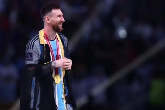 Qué significa la bata que le dieron a Messi para la premiación